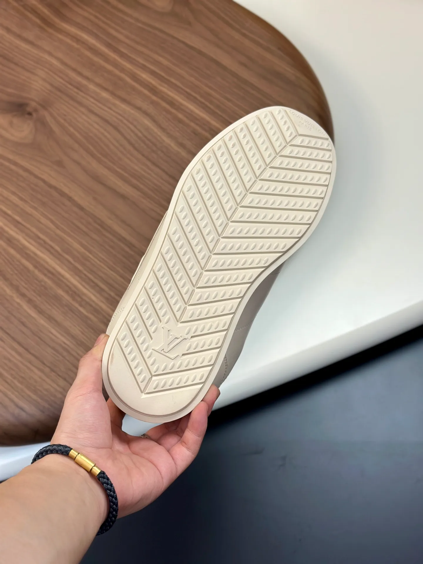 Factory direct sale ¥700💰Full set of packaging💰Top version LV-Louis Vuitton-Classic catwalk new style 1:1 developed replica of the original version! ! The upper foot is very comfortable. It is made of luxurious materials and fine workmanship. The midsole is printed with English letters "Made in Europe". The upper is made of calfskin imported from Italy. The side is decorated with the brand's LOGO and signature. The latest latex foot pads and mesh lining make the foot feel super comfortable. The original two-color TPU combination outsole is specially provided by the original factory. Bag technology Goodyear stitched edges Fabric: Exclusive custom first-layer cowhide Accessories: Exclusive private model Vuitton logo, lining: Customized silk mesh lining - first-layer silk cowhide lining Outsole: TPU combination outsole wear-resistant, non-slip and anti-yellowing Foot pads: new latex pads-mesh sweat-absorbent Counter technology: fully computerized sewing machine wire drawing Toe box back cover Hot and cold shaping Full set of pull-top last with medium and low logo pattern Counter packaging - Shoelaces, certificates, cards, instructions, certificates of quality, dust bags, the most comprehensive packaging on the Internet, men's size 339-44 (38/45 custom-made, non-refundable!